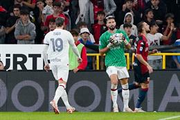 Giroud sắm vai thủ môn bất đắc dĩ của AC Milan